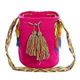 Wayuu Auténticos bolsos, hechos a mano con ayuda de pequeña maquinaria por las tribus aborígenes, e importados directamente desde la Península de la Guajira sobre el Mar Caribe Colombiano.